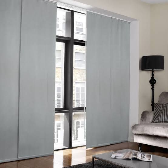 Persiana painel blackout branca instalada em um apartamento no Rio de Janeiro